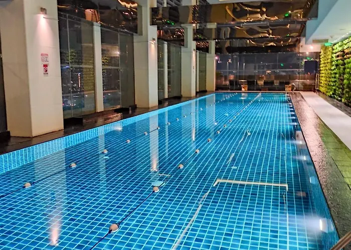 1-br Promo! In Makati - With Pool, Fast Wifi, Gym, Balcony * Manila