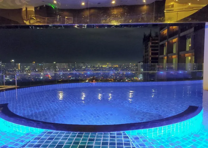 Apartment 1-br Promo! In Makati - With Pool, Fast Wifi, Gym, Balcony *
