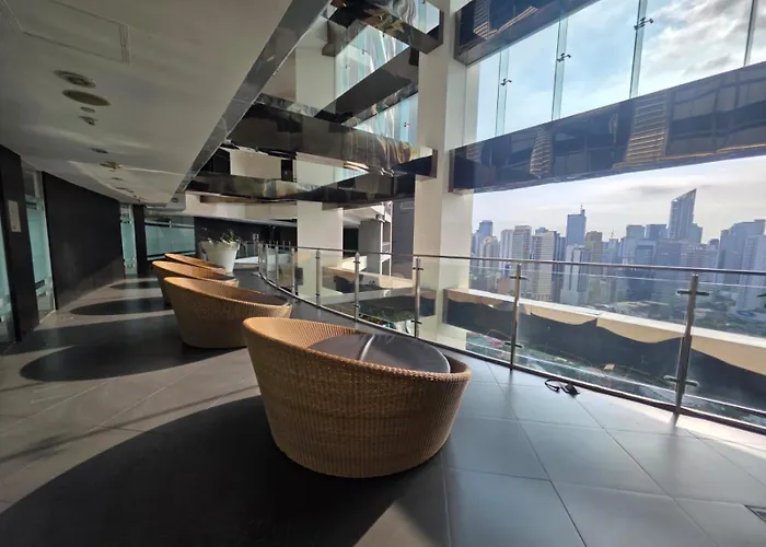 1-br Promo! In Makati - With Pool, Fast Wifi, Gym, Balcony Apartment *