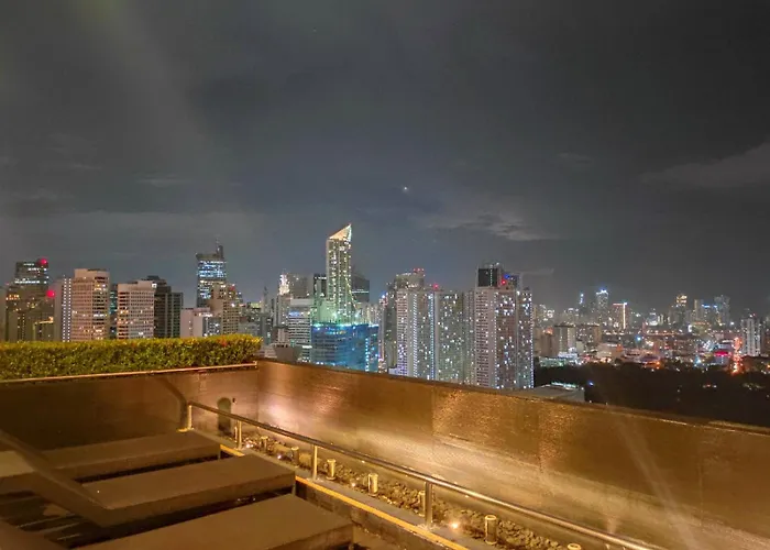 1-br Promo! In Makati - With Pool, Fast Wifi, Gym, Balcony Apartment Manila