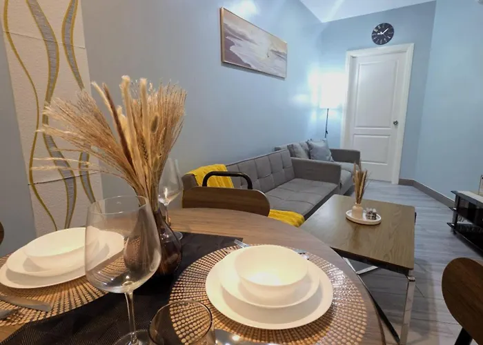 1-br Promo! In Makati - With Pool, Fast Wifi, Gym, Balcony Apartment