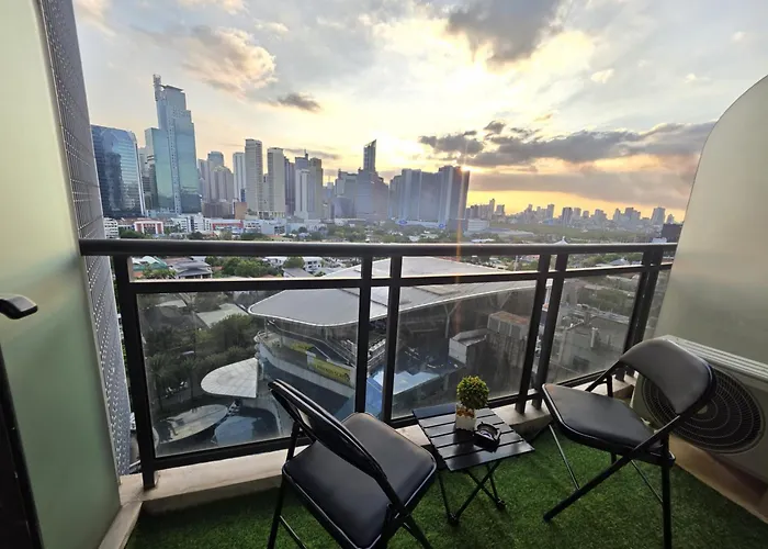 Apartment 1-br Promo! In Makati - With Pool, Fast Wifi, Gym, Balcony