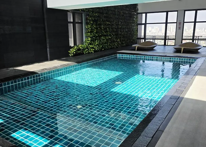1-br Promo! In Makati - With Pool, Fast Wifi, Gym, Balcony * Manila