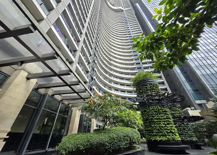 1-br Promo! In Makati - With Pool, Fast Wifi, Gym, Balcony Apartment