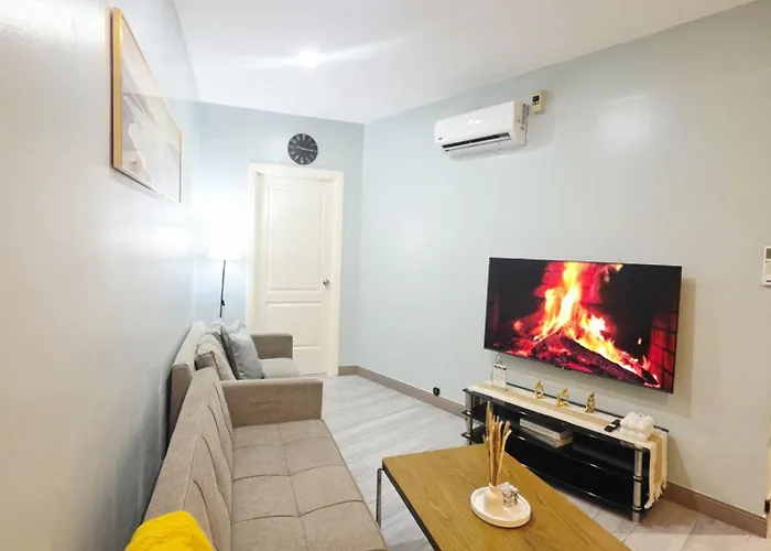 1-br Promo! In Makati - With Pool, Fast Wifi, Gym, Balcony Apartment *