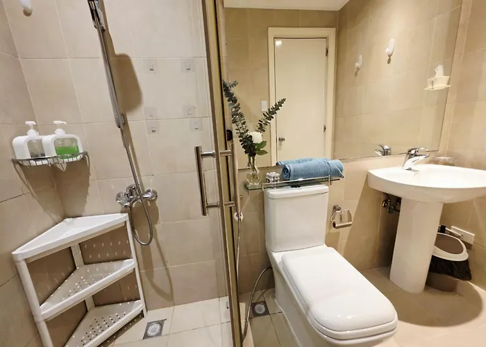 1-br Promo! In Makati - With Pool, Fast Wifi, Gym, Balcony Apartment