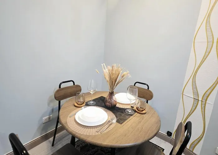 1-br Promo! In Makati - With Pool, Fast Wifi, Gym, Balcony Apartment