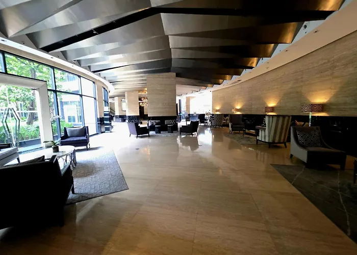 Apartment 1-br Promo! In Makati - With Pool, Fast Wifi, Gym, Balcony *