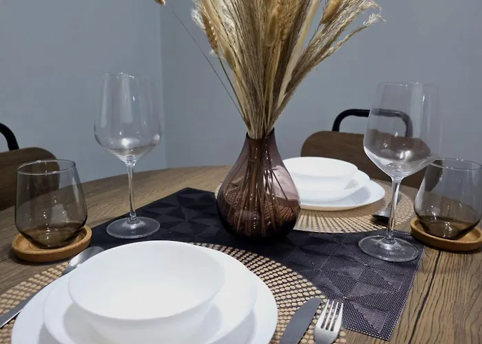 1-br Promo! In Makati - With Pool, Fast Wifi, Gym, Balcony Apartment